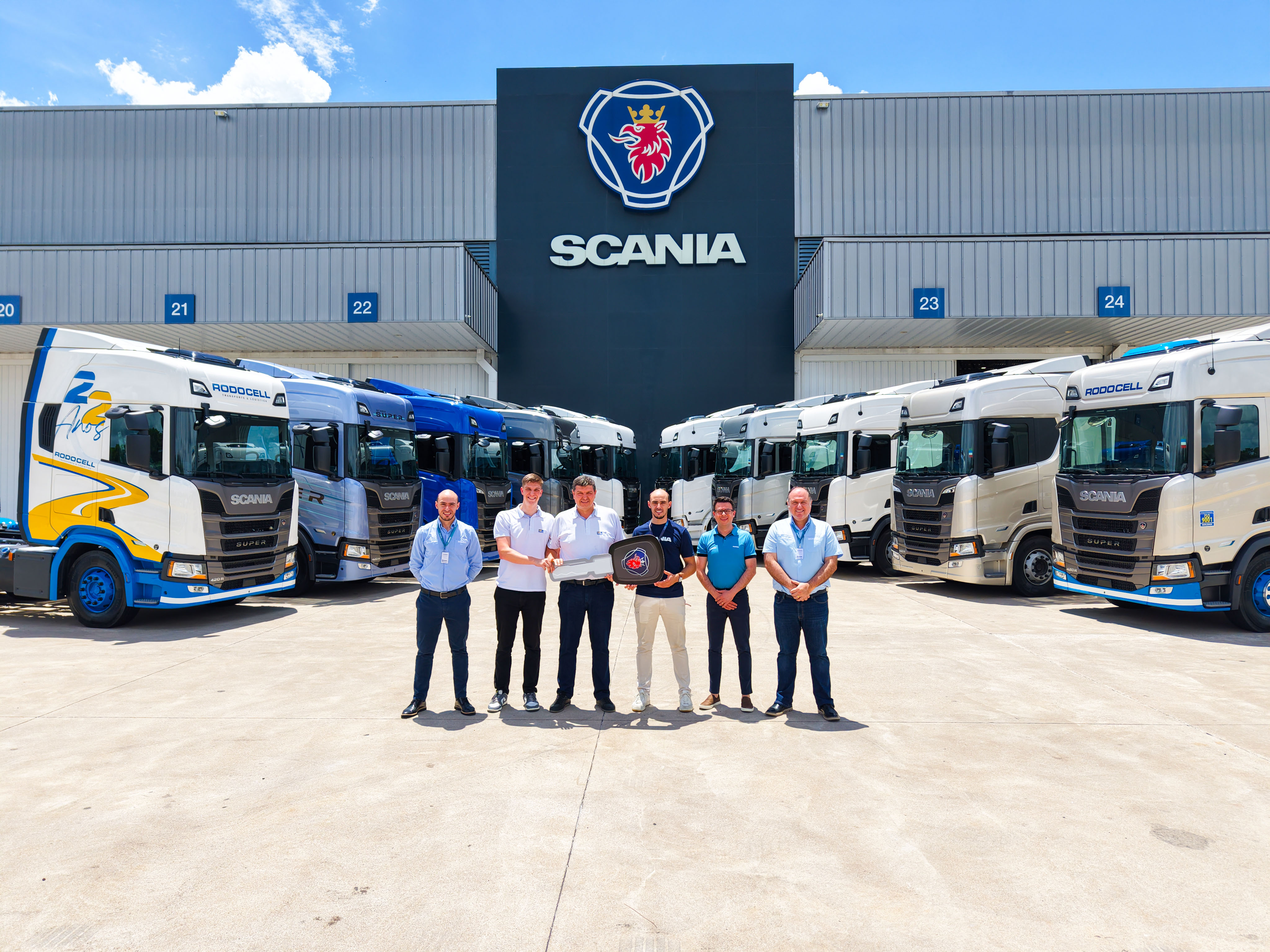 Rodocell Transporte e Logística Ltda celebra 22 anos com caminhão comemorativo Scania