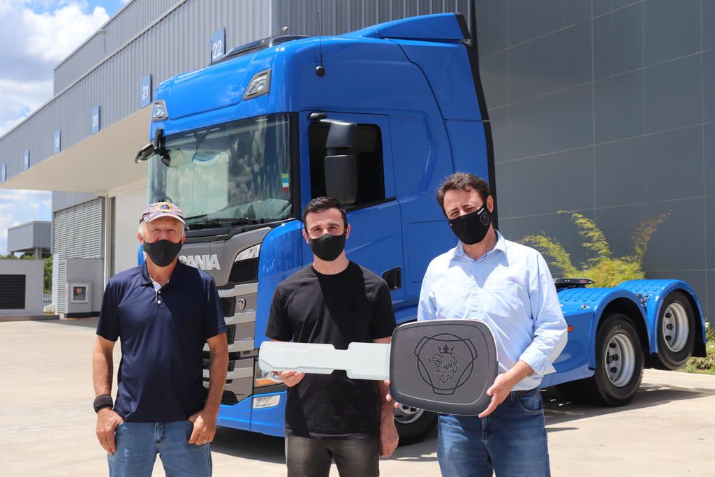 ENTREGA DE VEÍCULO - DUMAR TRANSPORTES