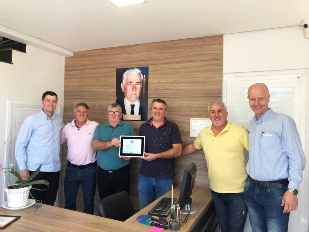 Brasdiesel entrega placa de homenagem aos 30 anos da empresa Irmãos Dalacorte Ltda