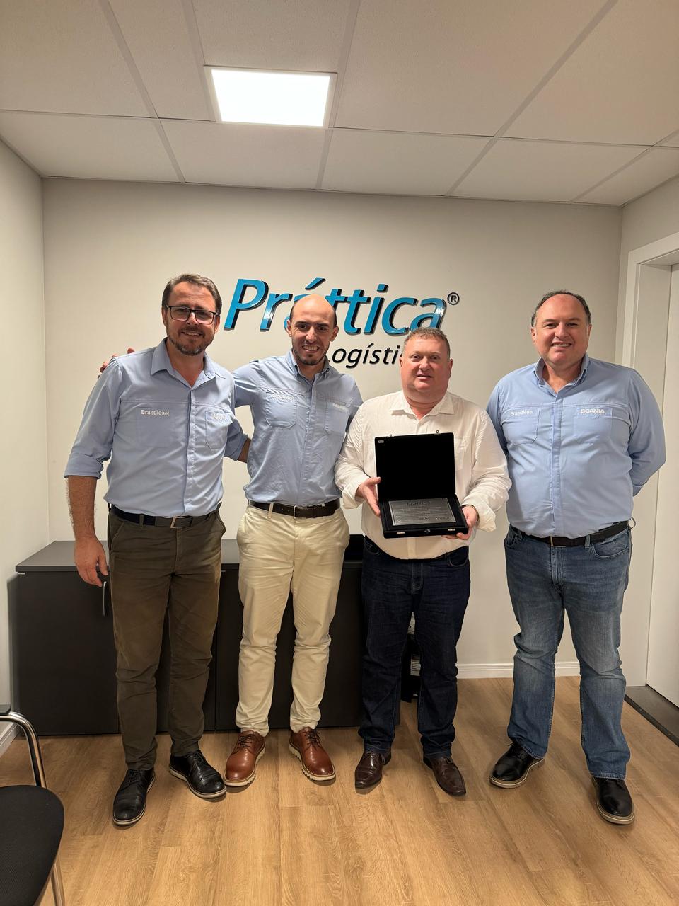 Brasdiesel entrega a placa comemorativa aos 20 anos da empresa PRÁTTICA LOGÍSTICA