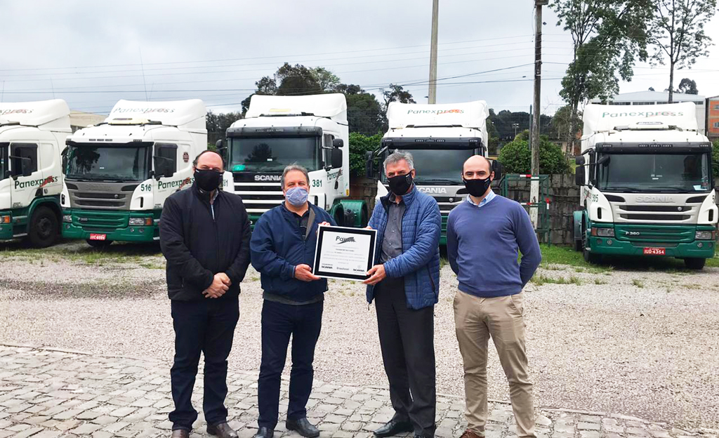 Brasdiesel entrega placa de homenagem aos 70 anos da Transportes Panex