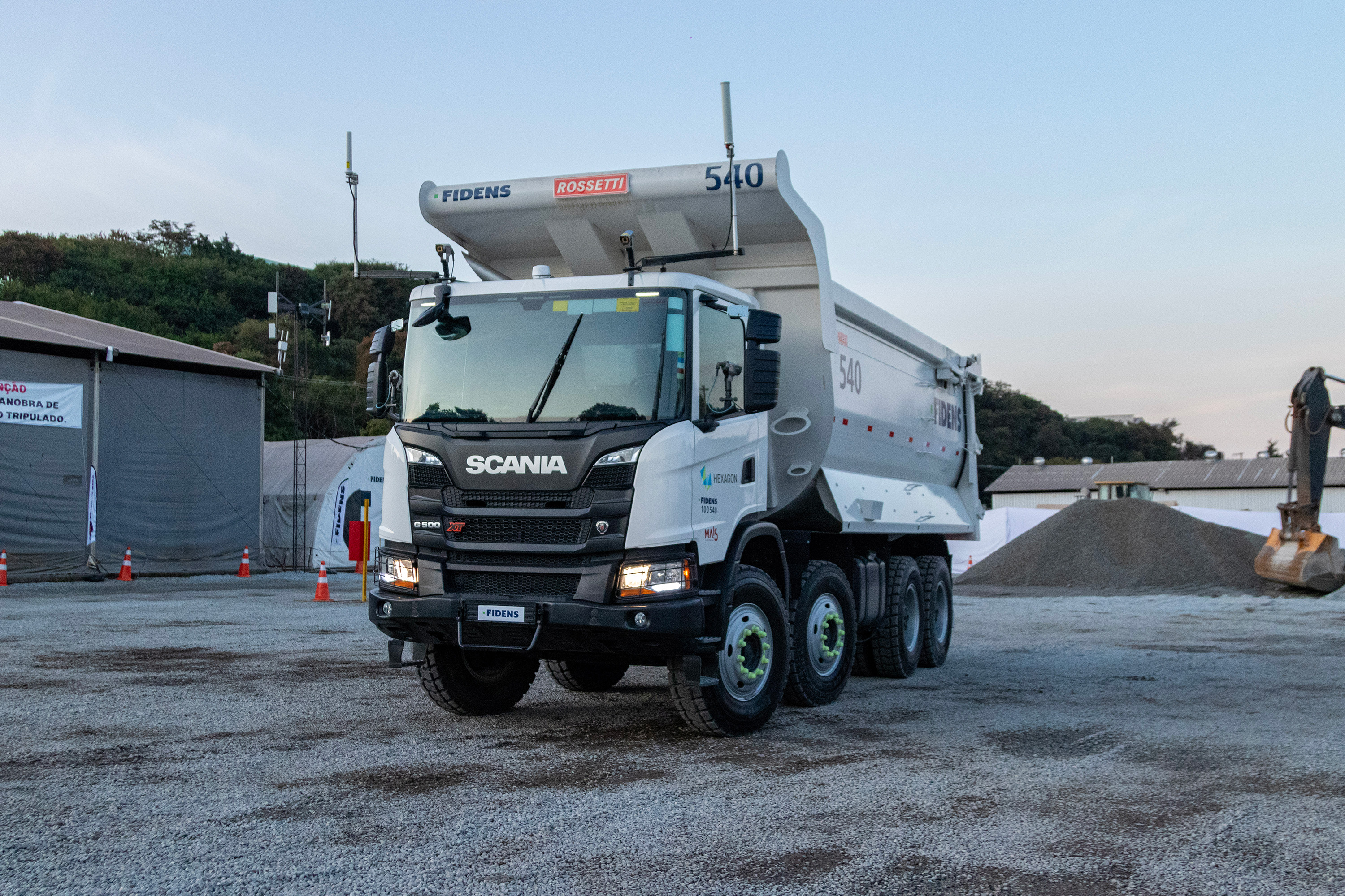 Scania, Fidens e Hexagon apresentam o primeiro caminhão 8x4 teleoperado do Brasil