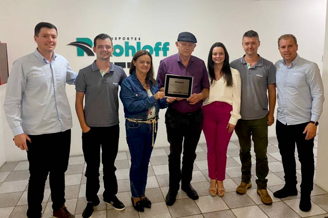 A Brasdiesel entrega placa comemorativa alusiva aos 25 anos de fundação da empresa Irmãos Rohloff Ltda