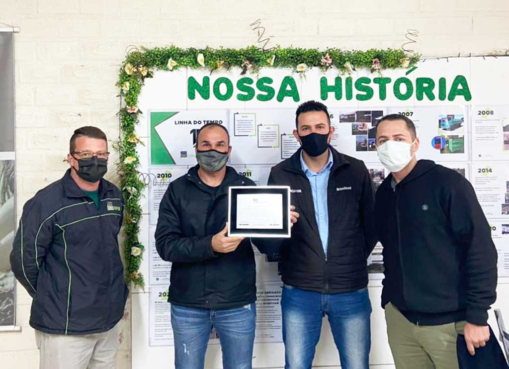 Brasdiesel entrega placa de homenagem aos 15 anos da Tecnova Preparação de Materiais Ltda