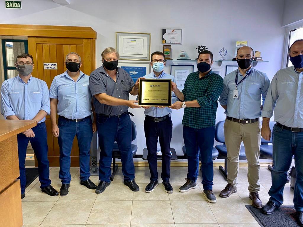 Brasdiesel entrega placa de homenagem aos 50 anos da Irapuru Transportes