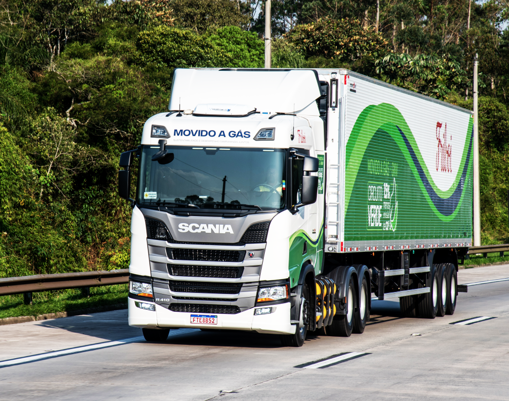 Scania atinge marca de 50 caminhões a gás vendidos no Brasil