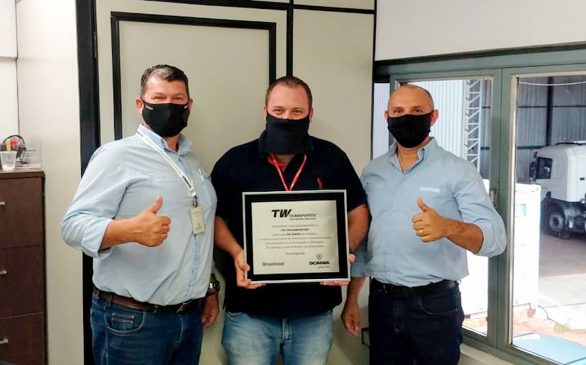 Brasdiesel entrega placa de homenagem aos 55 anos da empresa TW Transportes.