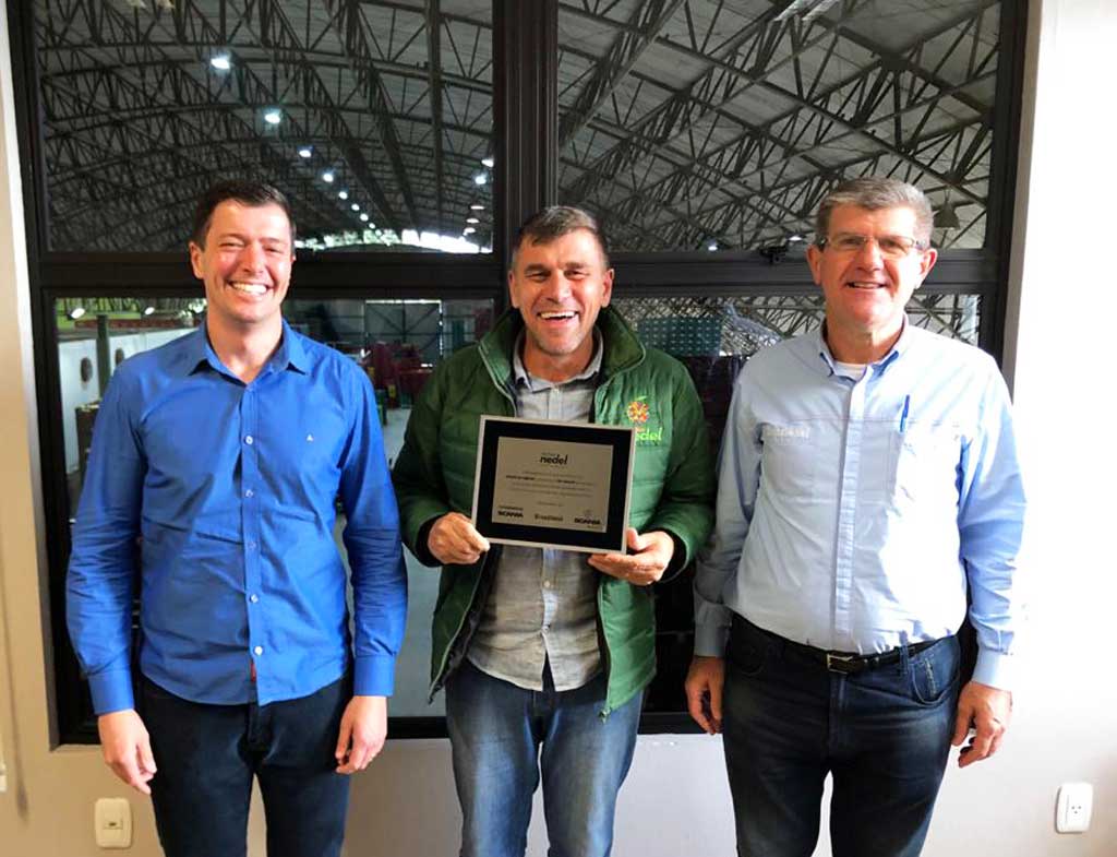 A BRASDIESEL ENTREGA PLACA DE HOMENAGEM AOS 35 ANOS DA EMPRESA IRMÃOS NEDEL