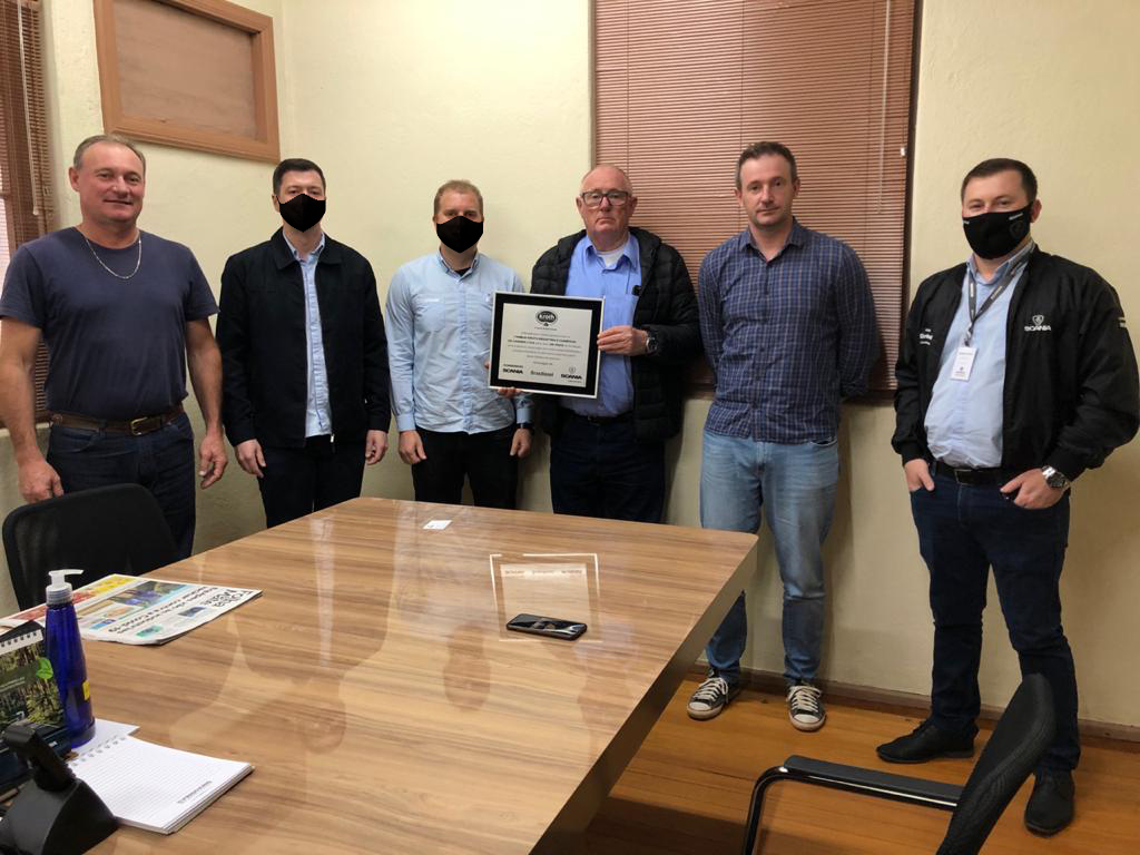 Brasdiesel entrega placa de homenagem aos 65 anos da Família Kroth Indústria e Comércio de Carnes Ltda